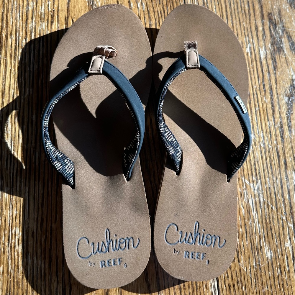 Never Worn!! Reef Cushion Black and Brown Sandals